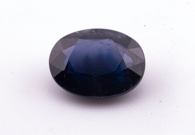 gros plan d'un saphir bleu sur une surface blanche