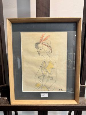 dessin encadré représentant une femme vêtue d'une robe jaune et portant une coiffe à plumes