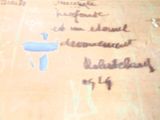 une table en bois sur laquelle sont inscrits des mots, avec un évier bleu