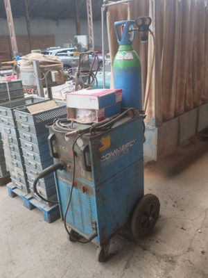 un chariot bleu sur lequel est posée une bouteille de gaz