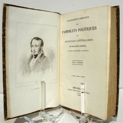 un livre ouvert sur lequel figure la photo d'un homme en costume