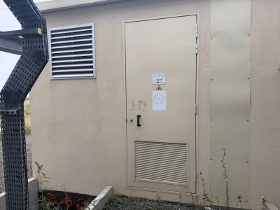 un petit bâtiment muni d'une porte et d'une enseigne