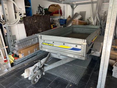 une photo d'une petite remorque dans un garage