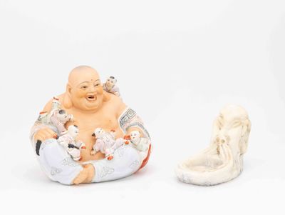 CHINE, XXe siècle Bouddha rieur en porcelaine.