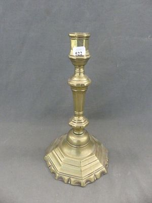 une bougie dorée posée sur une table