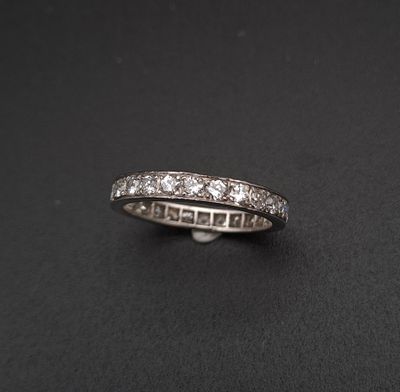 Alliance américaine en platine (850‰) sertie de 24 diamants …