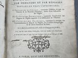 un vieux livre écrit posé sur une table