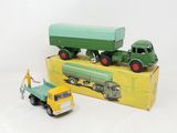 deux camions miniatures qui se trouvent dans une boîte
