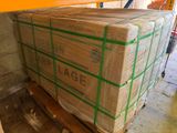 une palette remplie de cartons, posée sur une autre palette dans un entrepôt