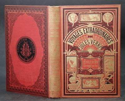 un livre rouge avec une couverture dorée et une couverture noire et rouge