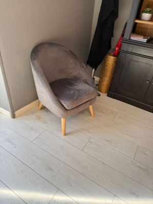 a chair that is sitting in the corner of a room