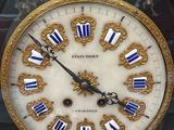 une horloge exposée dans une vitrine