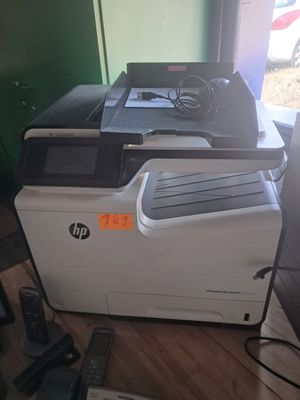 une imprimante posée sur un bureau