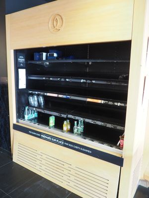 une vitrine contenant plusieurs bouteilles de soda