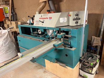 une photo d'une machine en train de scier un morceau de bois