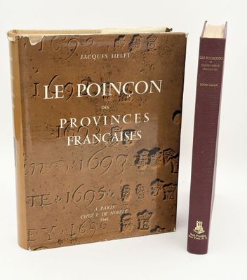 un vieux livre posé à côté d'un livre marron sur lequel figurent des inscriptions