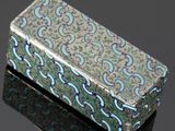 Boîte chinoise en émail fermée, ornée de motifs bleus et verts