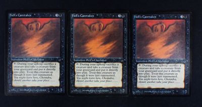 trois paquets de cartes de Magic : The Gathering posés sur une surface noire