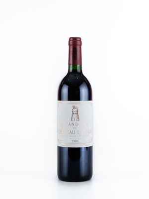 une bouteille de vin posée sur une table