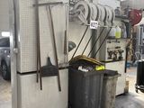 une photo d'une machine qui se trouve dans un garage