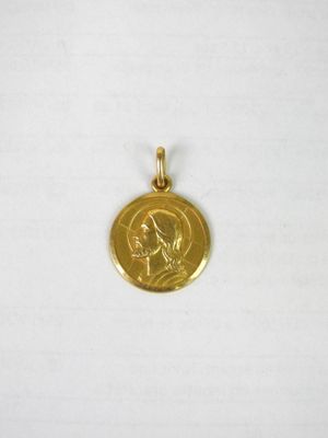gros plan d'une pièce d'or sur une surface blanche