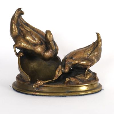 une statue en bronze représentant un dragon, posée sur un socle en marbre