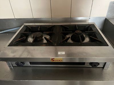 une cuisinière à deux feux dans une cuisine