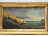 une peinture à l'huile représentant un voilier sur l'eau, près d'une côte rocheuse