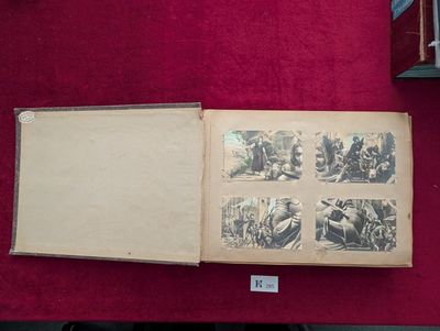 un livre ouvert, avec des photos de personnes dessus, posé sur une table