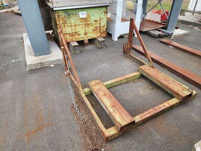 un tas de vieux objets métalliques rouillés dans un parking