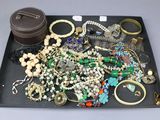 un plateau contenant plusieurs types de bijoux différents
