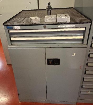 une machine posée sur une armoire métallique
