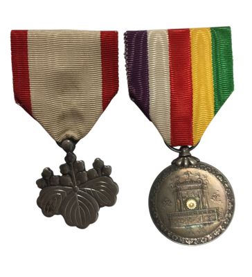 deux médailles et une médaille sur fond blanc