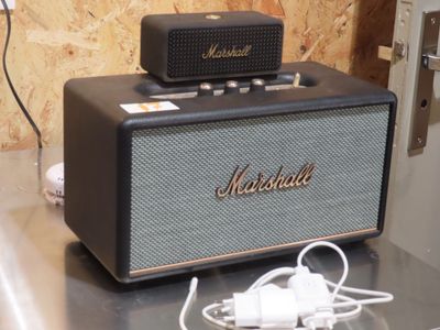 un amplificateur Marshall posé sur une table