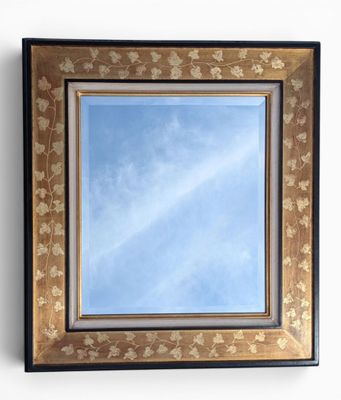 la photo d'un miroir accroché au mur