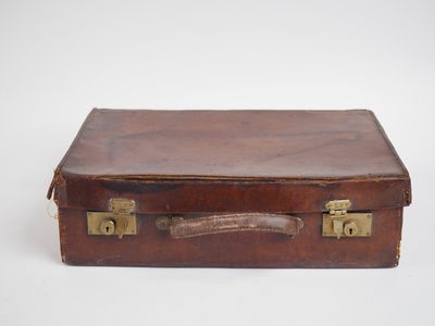 Louis VUITTON, Paris Valise en vache naturelle qui contenait…