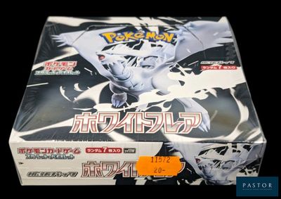 la boîte est remplie de cartes Pokémon exposées dans une pièce sombre