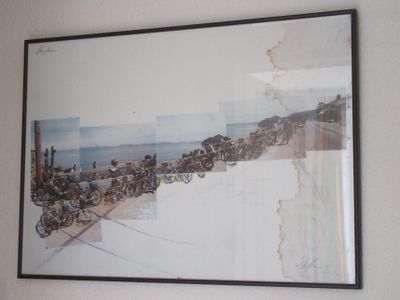 une photo représentant un groupe de motos exposées dans un cadre