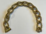 bracelet à chaîne en métal argenté avec un fermoir, sur fond blanc