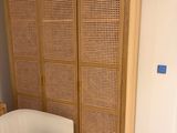 une chaise blanche et une armoire en bois dans une pièce