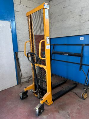 un chariot élévateur garé devant un mur bleu
