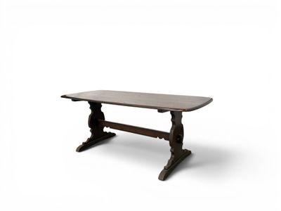 la table est en bois et a un plateau en bois