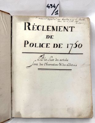 un livre sur lequel figure la photo d'un policier