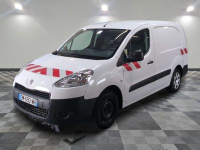 la camionnette blanche est garée sur un sol en damier dans le garage