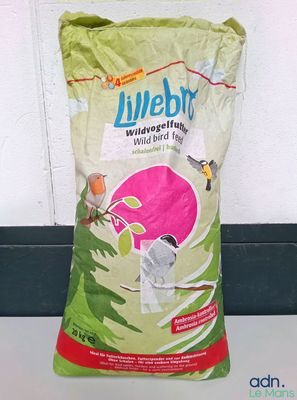 un sac de graines pour oiseaux posé sur un plan de travail