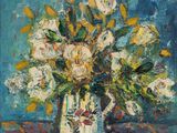 peinture d'un vase de fleurs sur une table à fond bleu
