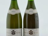 deux bouteilles de vin posées l'une à côté de l'autre sur une table