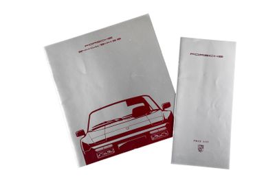 un livre blanc et rouge sur lequel figure l'image d'une voiture