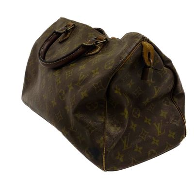 un sac Louis Vuitton marron sur fond blanc