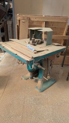 une table sur laquelle est posé un perceuse, dans une pièce